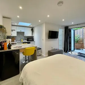 tiny-home-boscombe-manor.tophotelsbath.com/