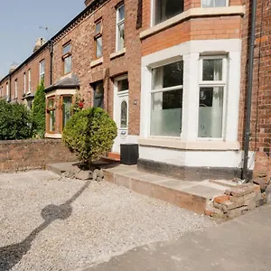 well-located-3-bedroom-home-in-central-with-parking.hotelsin-chester.com/